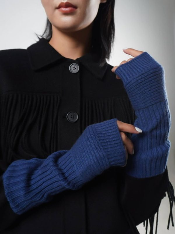 100% Mongolian cashmere hand warmer - detail view | Avant Cashmere