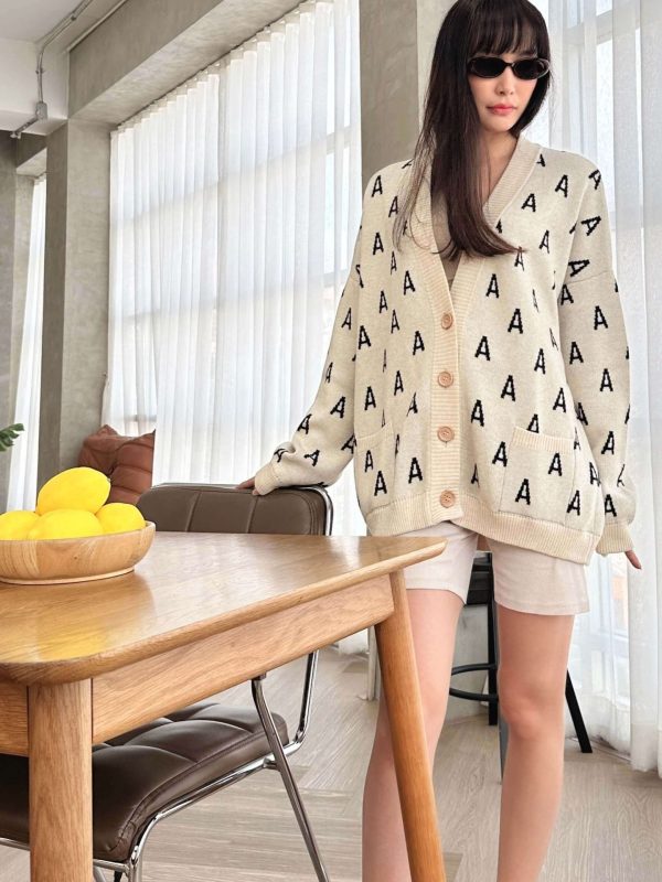 Jacquard wool blend cardigan for women - close-up texture | Avant Cashmere