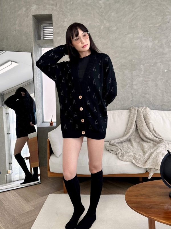 Jacquard wool blend cardigan for women - lifestyle | Avant Cashmere