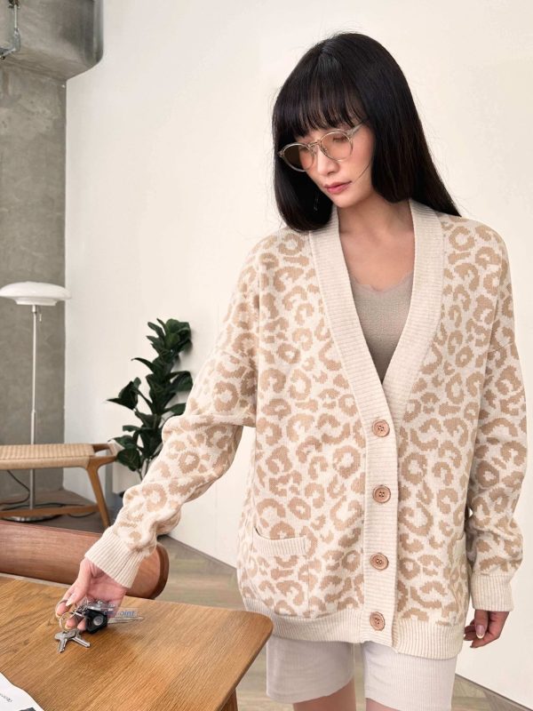 Leopard pattern wool blend cardigan for women - lifestyle | Avant Cashmere