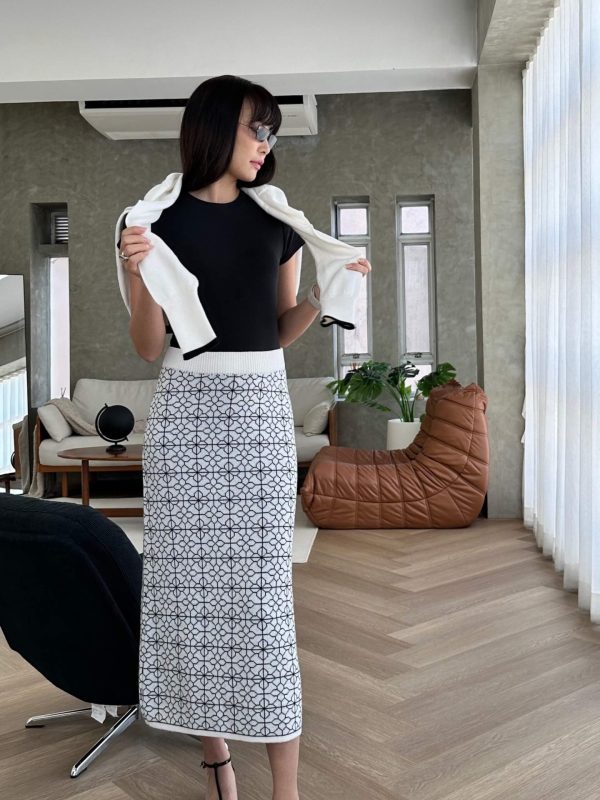 Jacquard wool blend skirt in black for women - front view | Avant Cashmere