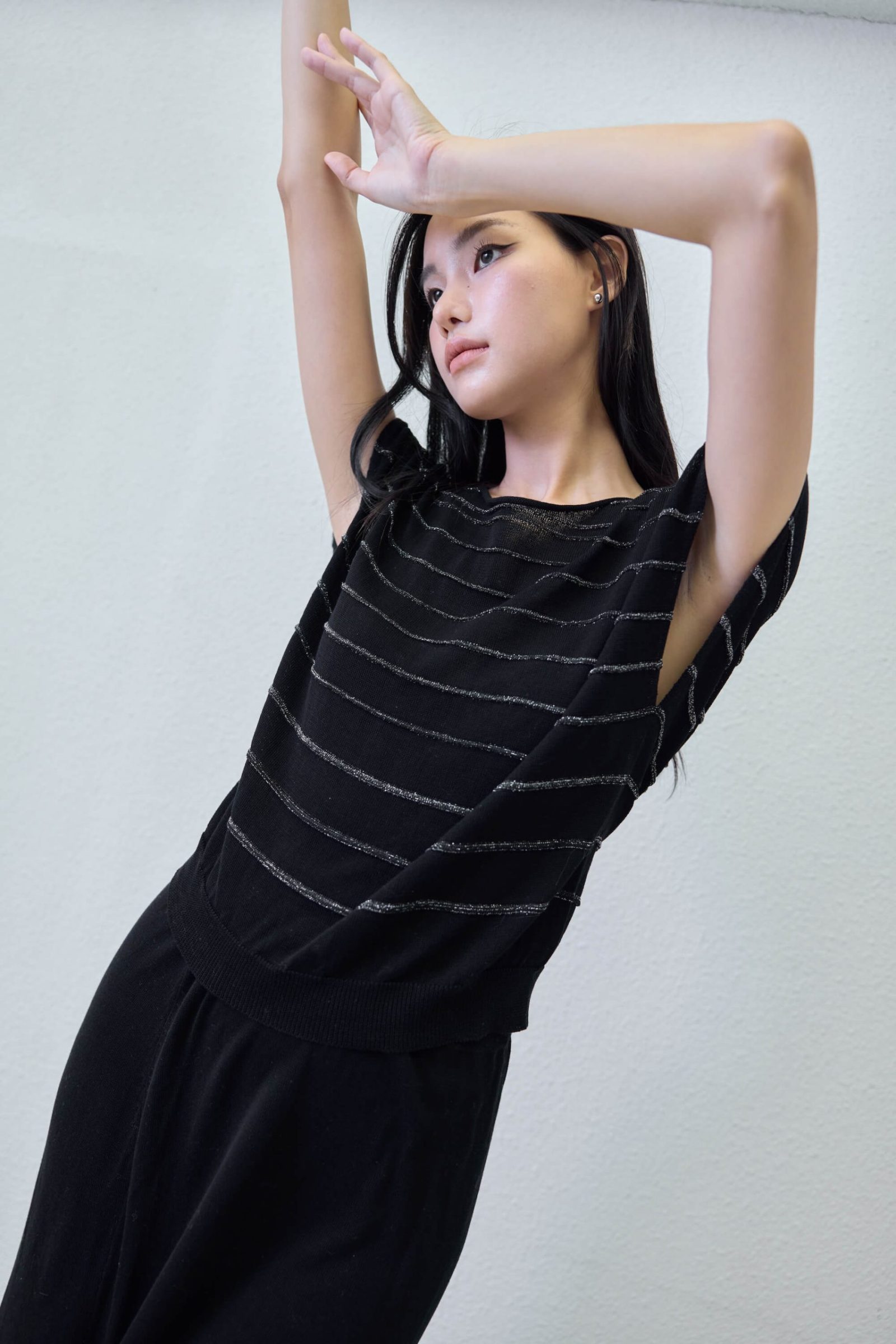 Black vest (shimmer) in black - front view | Avant Cashmere