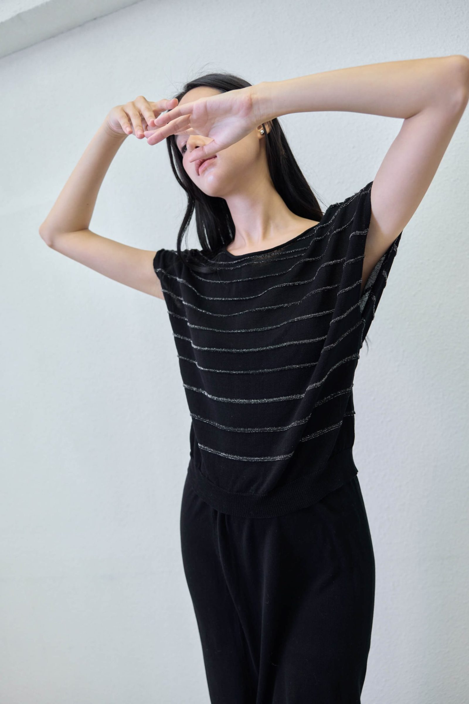 Black vest (shimmer) - side view | Avant Cashmere