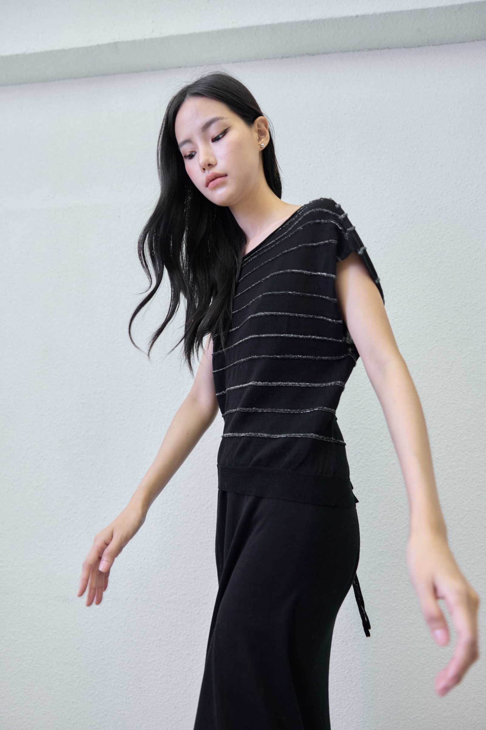 Black vest (shimmer) - close-up texture | Avant Cashmere