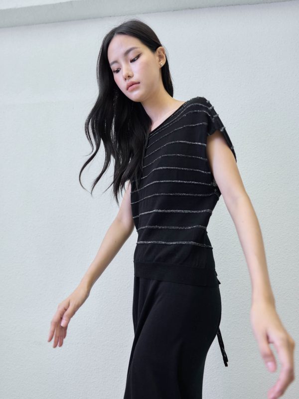 Black vest (shimmer) - close-up texture | Avant Cashmere