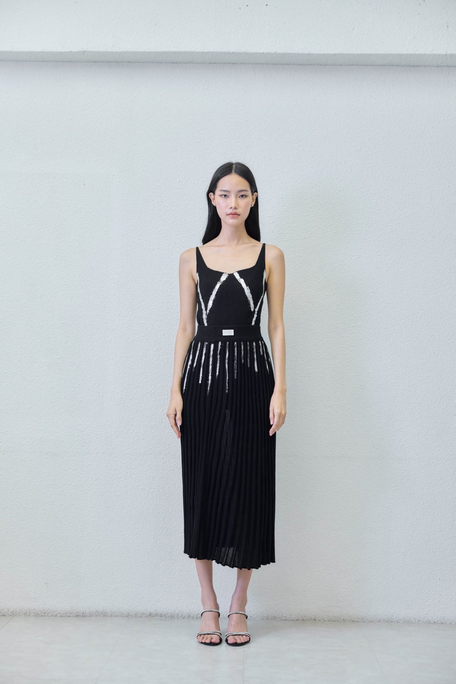 Flared skirt / foil / in red - front view | Avant Cashmere