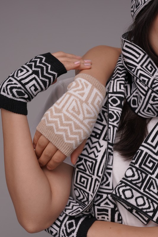 Aztec pattern wool blend hat for women - back view | Avant Cashmere